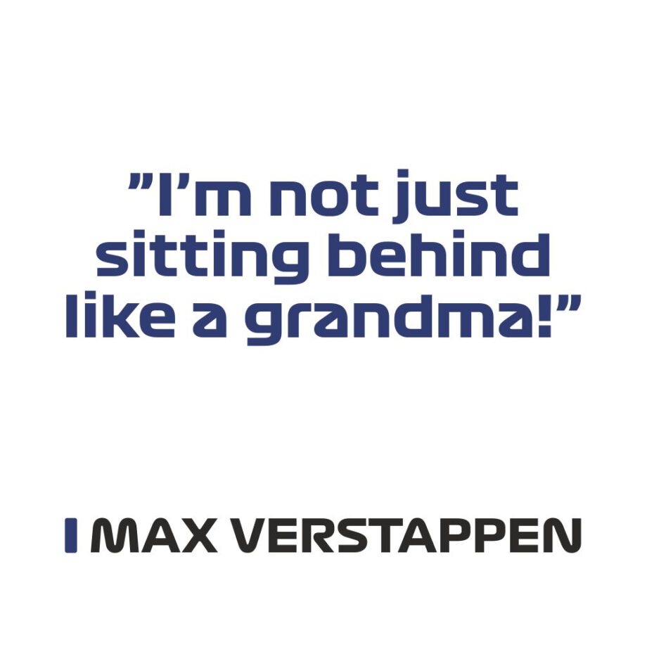 Max Verstappen - Kubek z napisem "I'm not just sitting..."